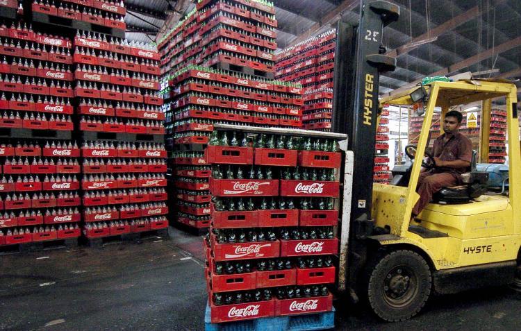 <a><img class="size-full wp-image-1788714" title="A Sri Lankan worker uses a fork-lift truck to move cases of bottles at a Coca-Cola bottling plant in Biyagama, some 25 km south of Colombo.  (Lakruwan Wanniarachchi/AFP/Getty Images)" src="https://www.theepochtimes.com/assets/uploads/2015/09/cc73486687.jpg" alt="" width="590"/></a>