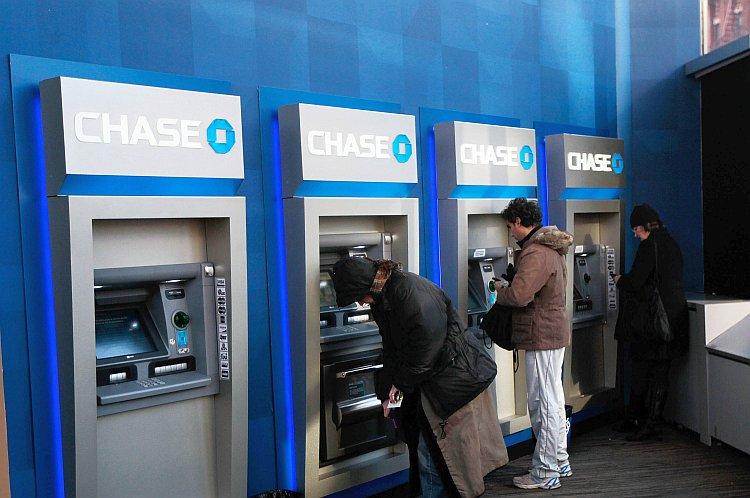 <a><img class="size-large wp-image-1789053" title="People use ATMs at a Chase branch bank in New York City." src="https://www.theepochtimes.com/assets/uploads/2015/09/chase108038101.jpg" alt="People use ATMs at a Chase branch bank in New York City." width="590" height="391"/></a>