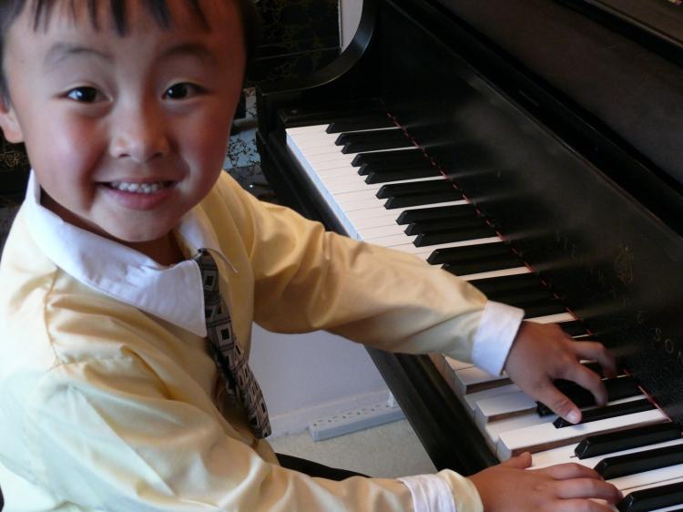 <a><img src="https://www.theepochtimes.com/assets/uploads/2015/09/childprodigyxiaopingwang.jpg" alt="Six-year-old Xiaoping Wang plays the piano with the skill and confidence of someone years older. (The Epoch Times)" title="Six-year-old Xiaoping Wang plays the piano with the skill and confidence of someone years older. (The Epoch Times)" width="320" class="size-medium wp-image-1835052"/></a>