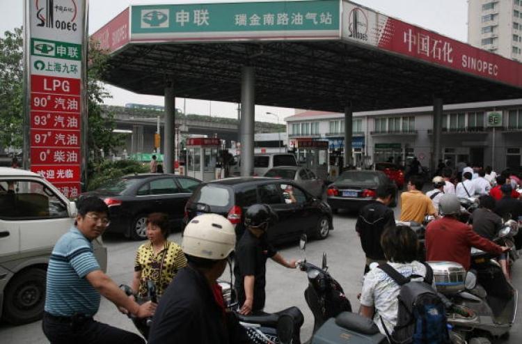<a><img src="https://www.theepochtimes.com/assets/uploads/2015/09/chinagas81467936.jpg" alt="Motorcyclists queue to buy fuel at a petrol station on June 6, 2008 in Shanghai, China. On June 19, China's Commission for State Reform and Development issued a notice that beginning on June 20, the cost of domestic refined oil and electricity would be ra (China Photos/Getty Images)" title="Motorcyclists queue to buy fuel at a petrol station on June 6, 2008 in Shanghai, China. On June 19, China's Commission for State Reform and Development issued a notice that beginning on June 20, the cost of domestic refined oil and electricity would be ra (China Photos/Getty Images)" width="320" class="size-medium wp-image-1835144"/></a>