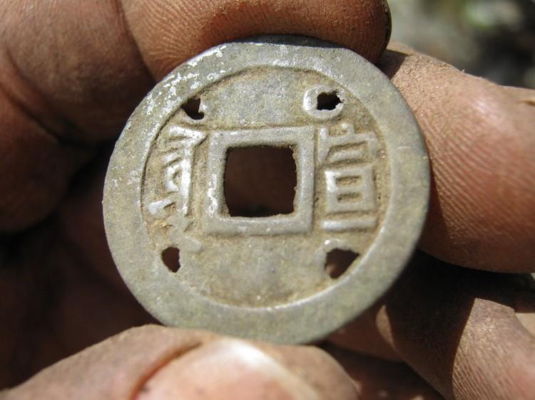 <a><img src="https://www.theepochtimes.com/assets/uploads/2015/09/coin.jpg" alt="This coin found in Yukon on the historic Dyea to Fort Selkirk trade route was minted between 1667 and 1671 during China's Qing Dynasty. (James Mooney/Ecofor Consulting Ltd)" title="This coin found in Yukon on the historic Dyea to Fort Selkirk trade route was minted between 1667 and 1671 during China's Qing Dynasty. (James Mooney/Ecofor Consulting Ltd)" width="320" class="size-medium wp-image-1795592"/></a>