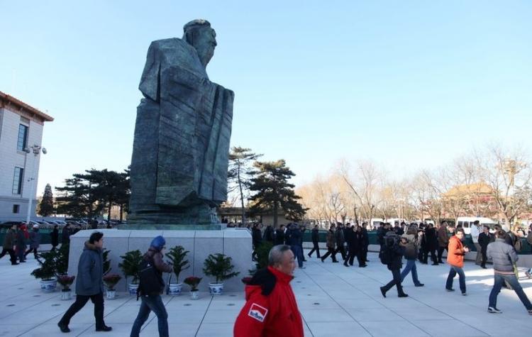 <a><img class="size-medium wp-image-1809183" title="A bronze statue of Confucius in Tiananmen Square. (AFP/Getty Images)" src="https://www.theepochtimes.com/assets/uploads/2015/09/confucius.jpg" alt="A bronze statue of Confucius in Tiananmen Square. (AFP/Getty Images)" width="320"/></a>