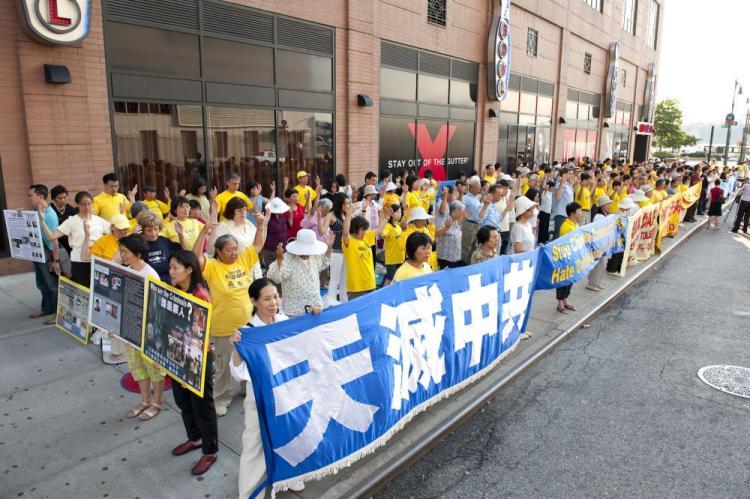 <a><img src="https://www.theepochtimes.com/assets/uploads/2015/09/consulate.jpg" alt="Practitioners hold a rally outside of the Chinese consulate in Manhattan on July 20, the ten-year commemoration of the State-sponsored persecution that has killed thousands. (Edward Dai/The Epoch Times)" title="Practitioners hold a rally outside of the Chinese consulate in Manhattan on July 20, the ten-year commemoration of the State-sponsored persecution that has killed thousands. (Edward Dai/The Epoch Times)" width="320" class="size-medium wp-image-1827257"/></a>