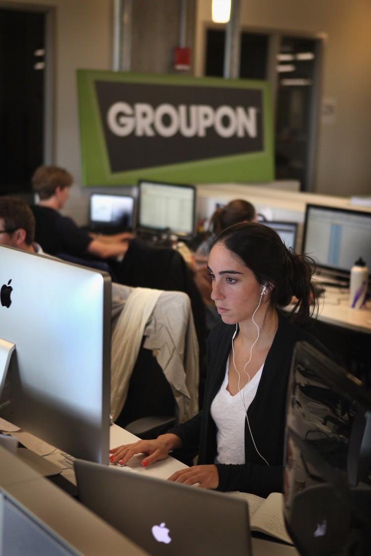 <a><img src="https://www.theepochtimes.com/assets/uploads/2015/09/crop115809755.jpg" alt="NEXT IN LINE: Workers work on projects at Groupons international headquarters on June 10 in Chicago. (Scott Olson/Getty Images)" title="NEXT IN LINE: Workers work on projects at Groupons international headquarters on June 10 in Chicago. (Scott Olson/Getty Images)" width="320" class="size-medium wp-image-1802178"/></a>