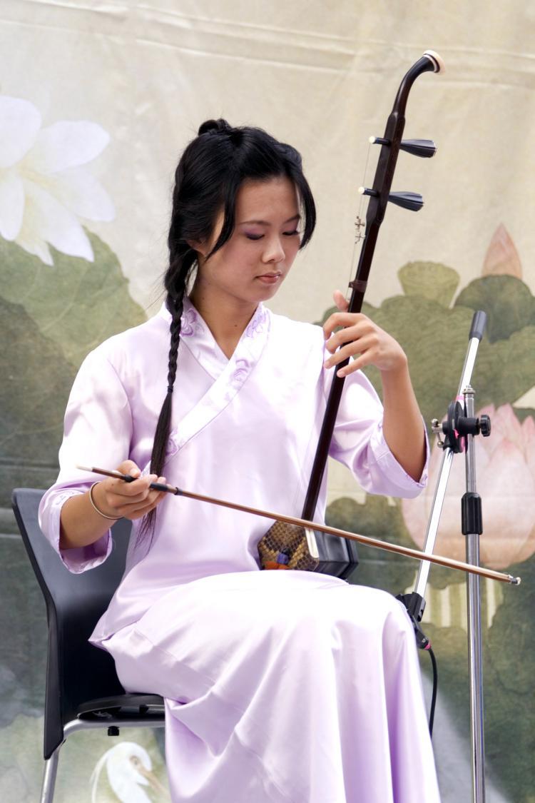 <a><img src="https://www.theepochtimes.com/assets/uploads/2015/09/croperhu100491568.jpg" alt="ERHU: Sound is produced by the bow's hair played on the strings. (Renjiun Wang/The Epoch Times)" title="ERHU: Sound is produced by the bow's hair played on the strings. (Renjiun Wang/The Epoch Times)" width="350" class="size-medium wp-image-1803801"/></a>