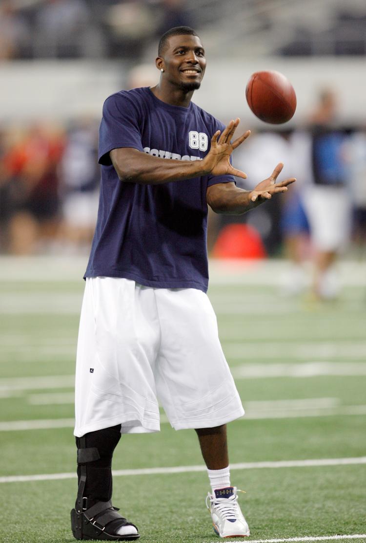 <a><img src="https://www.theepochtimes.com/assets/uploads/2015/09/dallas_cowboys_dez_bryant_103361507.jpg" alt="Dallas Cowboys wide receiver Dez Bryant catches a pass during pregame warm-up before the preseason game against the Oakland Raiders at Dallas Cowboys Stadium on August 12, 2010 in Arlington, Texas. Bryant suffered a high-ankle sprain during training camp. (Tom Pennington/Getty Images)" title="Dallas Cowboys wide receiver Dez Bryant catches a pass during pregame warm-up before the preseason game against the Oakland Raiders at Dallas Cowboys Stadium on August 12, 2010 in Arlington, Texas. Bryant suffered a high-ankle sprain during training camp. (Tom Pennington/Getty Images)" width="320" class="size-medium wp-image-1815393"/></a>