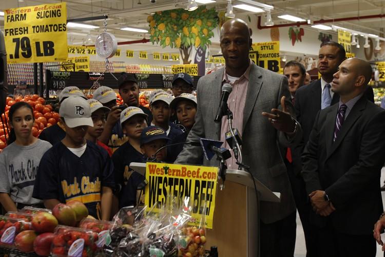 <a><img src="https://www.theepochtimes.com/assets/uploads/2015/09/darryl-strawberryl-.JPG" alt="FRESH STRAWBERRIES: Mets great Darryl Strawberry, flanked by little leaguers, speaks at the opening of a Western Beef supermarket in South Bronx on Thursday. The store was built with incentives by the city to bring fresh food to an area designated as a 'food desert.' (Ivan Pentchoukov/The Epoch Times)" title="FRESH STRAWBERRIES: Mets great Darryl Strawberry, flanked by little leaguers, speaks at the opening of a Western Beef supermarket in South Bronx on Thursday. The store was built with incentives by the city to bring fresh food to an area designated as a 'food desert.' (Ivan Pentchoukov/The Epoch Times)" width="575" class="size-medium wp-image-1798768"/></a>