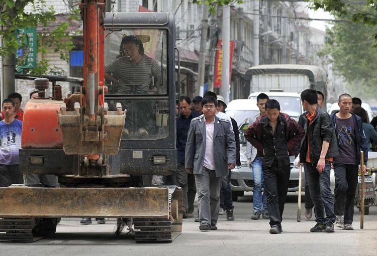 <a><img src="https://www.theepochtimes.com/assets/uploads/2015/09/demolish98931635.jpg" alt="Chinese authorities carry sticks as they prepare to stand guard before workers demolish houses which are claimed illegal by local government in Wuhan, central China's Hubei Province on May 7, 2010. Land seizures have been a problem for years in China and forced evictions have not been uncommon. (AFP/Getty Images)" title="Chinese authorities carry sticks as they prepare to stand guard before workers demolish houses which are claimed illegal by local government in Wuhan, central China's Hubei Province on May 7, 2010. Land seizures have been a problem for years in China and forced evictions have not been uncommon. (AFP/Getty Images)" width="320" class="size-medium wp-image-1798006"/></a>