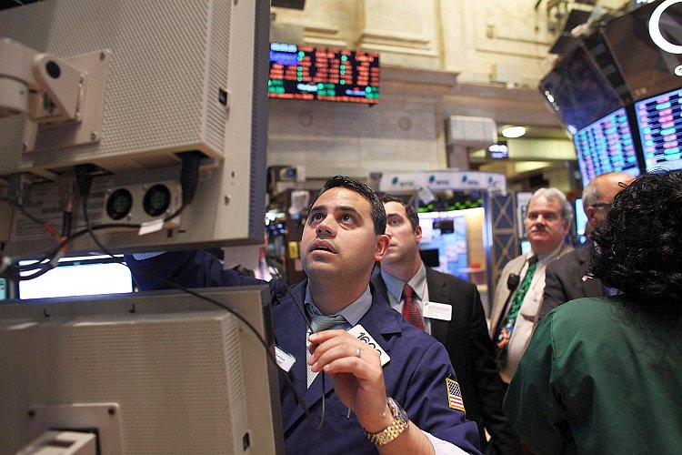 <a><img class="size-large wp-image-1788076" title="Traders work on the floor of the New York Stock Exchange" src="https://www.theepochtimes.com/assets/uploads/2015/09/dowjones_143638817.jpg" alt="Traders work on the floor of the New York Stock Exchange" width="590" height="393"/></a>