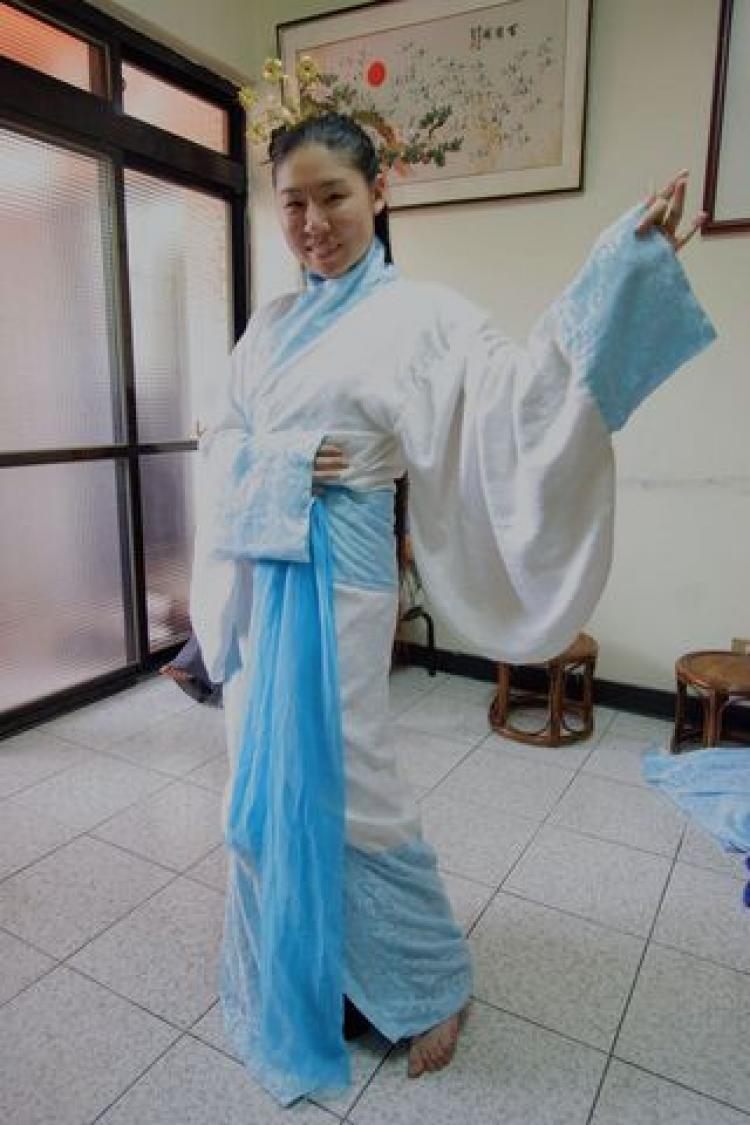 <a><img src="https://www.theepochtimes.com/assets/uploads/2015/09/dress.jpg" alt="Liu Yuqi models a traditional Chinese (Hanfu) costume she created. (Su Zhaorong/The Epoch Times)" title="Liu Yuqi models a traditional Chinese (Hanfu) costume she created. (Su Zhaorong/The Epoch Times)" width="320" class="size-medium wp-image-1813401"/></a>