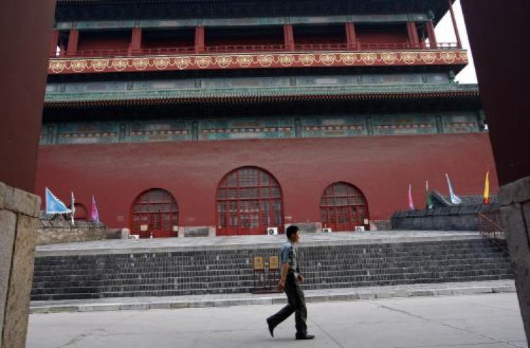 <a><img src="https://www.theepochtimes.com/assets/uploads/2015/09/drumtower2.jpg" alt="A Chinese policeman walks by the Drum Tower where an American tourist was killed August 9, 2008 in Beijing. Some believe that the Chinese Regime is attempting to spread rumors about the incident, linking it with Falun Gong. (Paula Bronstein/Getty Images)" title="A Chinese policeman walks by the Drum Tower where an American tourist was killed August 9, 2008 in Beijing. Some believe that the Chinese Regime is attempting to spread rumors about the incident, linking it with Falun Gong. (Paula Bronstein/Getty Images)" width="320" class="size-medium wp-image-1834297"/></a>