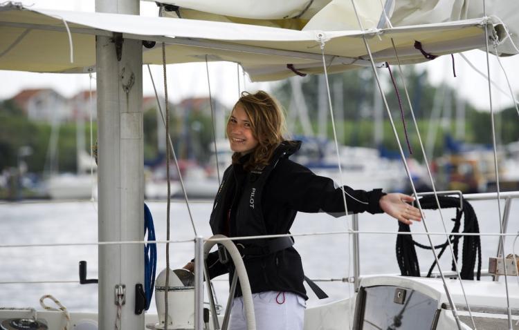 <a><img src="https://www.theepochtimes.com/assets/uploads/2015/09/dutch103226385.jpg" alt="Dutch Laura Dekker, 14, waves goodbye as she leaves the port in Den Osse on August 4. Laura Dekker set sail on her yacht, Guppy, for Portugal, from where she will begin her bid to become the youngest person to sail solo around the world.  (Marcel Antonisse/Getty Images)" title="Dutch Laura Dekker, 14, waves goodbye as she leaves the port in Den Osse on August 4. Laura Dekker set sail on her yacht, Guppy, for Portugal, from where she will begin her bid to become the youngest person to sail solo around the world.  (Marcel Antonisse/Getty Images)" width="320" class="size-medium wp-image-1816594"/></a>