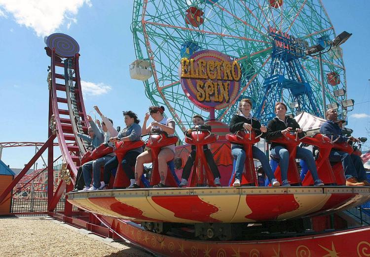 <a><img src="https://www.theepochtimes.com/assets/uploads/2015/09/electro-spin2.jpg" alt="ELECTRO SPIN: The Electro Spin was a common favorite among visitors to Luna Park this weekend, though some of the younger riders found it a bit too frightening. (Tara MacIsaac/The Epoch Times)" title="ELECTRO SPIN: The Electro Spin was a common favorite among visitors to Luna Park this weekend, though some of the younger riders found it a bit too frightening. (Tara MacIsaac/The Epoch Times)" width="320" class="size-medium wp-image-1805432"/></a>