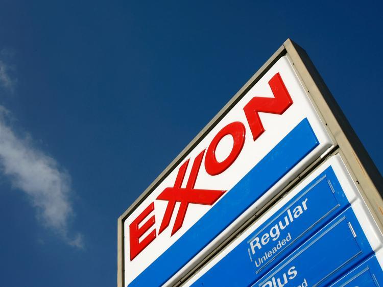 <a><img src="https://www.theepochtimes.com/assets/uploads/2015/09/exxon-79471476.jpg" alt="An Exxon gas station advertises its gas prices on February 1, 2008 in Burbank, California. (David McNew/Getty Images)" title="An Exxon gas station advertises its gas prices on February 1, 2008 in Burbank, California. (David McNew/Getty Images)" width="320" class="size-medium wp-image-1824703"/></a>