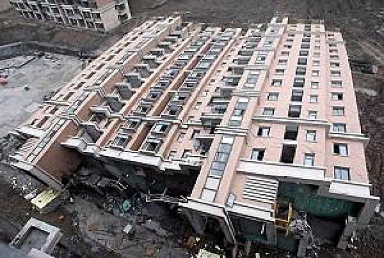 <a><img src="https://www.theepochtimes.com/assets/uploads/2015/09/fallone.jpg" alt="A 13-story residential building under construction in Shanghai toppled over at around 6 a.m. on June 27, 2009, killing one worker. (The Epoch Times archive)" title="A 13-story residential building under construction in Shanghai toppled over at around 6 a.m. on June 27, 2009, killing one worker. (The Epoch Times archive)" width="320" class="size-medium wp-image-1827469"/></a>