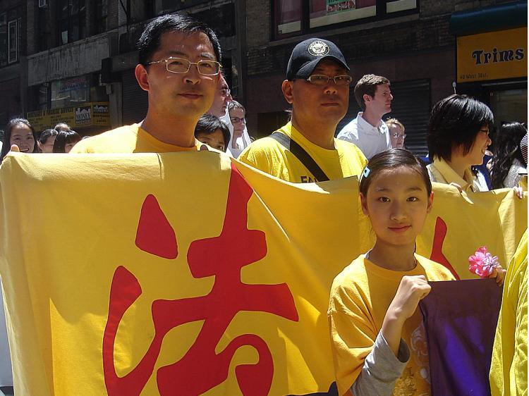 <a><img src="https://www.theepochtimes.com/assets/uploads/2015/09/family.jpg" alt="TELLING THE WORLD: Ma Kit (L) and his daughter, Ma Jia Yi, (R) participate in a Falun Gong parade in New York, June 2009. (Courtesy of Ma Kit)" title="TELLING THE WORLD: Ma Kit (L) and his daughter, Ma Jia Yi, (R) participate in a Falun Gong parade in New York, June 2009. (Courtesy of Ma Kit)" width="320" class="size-medium wp-image-1824287"/></a>