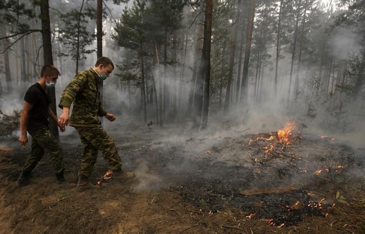 <a><img src="https://www.theepochtimes.com/assets/uploads/2015/09/fire103190242.jpg" alt="Russian soldiers kick dirt on a forest fire some 130 kilometers from Moscow in Beloomut on August 1. Firefighters fought an uphill battle the fires that have already killed 30 people, destroyed thousands of homes and mobilized hundreds of thousands of emergency workers. (Artyom Korotayev/Getty Images )" title="Russian soldiers kick dirt on a forest fire some 130 kilometers from Moscow in Beloomut on August 1. Firefighters fought an uphill battle the fires that have already killed 30 people, destroyed thousands of homes and mobilized hundreds of thousands of emergency workers. (Artyom Korotayev/Getty Images )" width="320" class="size-medium wp-image-1816740"/></a>