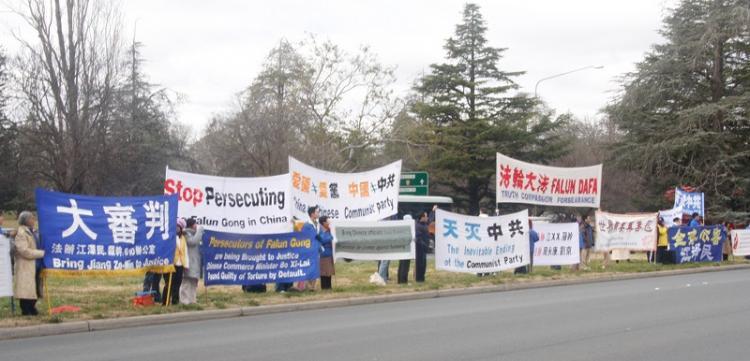 <a><img src="https://www.theepochtimes.com/assets/uploads/2015/09/flg_outsidehotel.jpg" alt="Greeting Xi Jinping in Canberra, Falun Gong protesters stand outside the Hyatt Hotel near the centre of the city, on June 21.  (Yuan Li/The Epoch Times)" title="Greeting Xi Jinping in Canberra, Falun Gong protesters stand outside the Hyatt Hotel near the centre of the city, on June 21.  (Yuan Li/The Epoch Times)" width="320" class="size-medium wp-image-1818323"/></a>