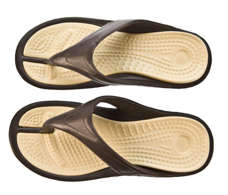 <a><img src="https://www.theepochtimes.com/assets/uploads/2015/09/flip-flops_87679845.jpg" alt="Flip-flops with heel cups and arches, or athletic shoes in general, are a better option than plain flip-flops, a study has shown. (Photos.com)" title="Flip-flops with heel cups and arches, or athletic shoes in general, are a better option than plain flip-flops, a study has shown. (Photos.com)" width="320" class="size-medium wp-image-1819013"/></a>
