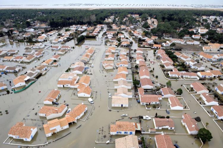 <a><img src="https://www.theepochtimes.com/assets/uploads/2015/09/flood97572412.jpg" alt="An aerial view taken on March 3 shows flooded fields in the Vendee region of western France, three days after the storm dubbed 'Xynthia' unleashed gale force winds and torrential rains, destroying roads and houses along France's Atlantic coast and left 53 dead. (Bertrand Guay/AFP/Getty Images)" title="An aerial view taken on March 3 shows flooded fields in the Vendee region of western France, three days after the storm dubbed 'Xynthia' unleashed gale force winds and torrential rains, destroying roads and houses along France's Atlantic coast and left 53 dead. (Bertrand Guay/AFP/Getty Images)" width="320" class="size-medium wp-image-1821113"/></a>