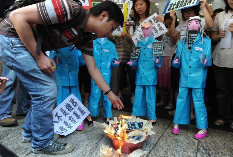 <a><img src="https://www.theepochtimes.com/assets/uploads/2015/09/foxcon100494230.jpg" alt="Protestors from SACOM (Students and Scholars Against Corporate Misbehavior) burn effigies of Apple iPhones near the offices of Foxconn in Hong Kong on May 25. The founder of Foxconn Group on Monday broke his silence over a string of suicides by its employees.  (Mike Clarke/Getty Images)" title="Protestors from SACOM (Students and Scholars Against Corporate Misbehavior) burn effigies of Apple iPhones near the offices of Foxconn in Hong Kong on May 25. The founder of Foxconn Group on Monday broke his silence over a string of suicides by its employees.  (Mike Clarke/Getty Images)" width="320" class="size-medium wp-image-1819215"/></a>