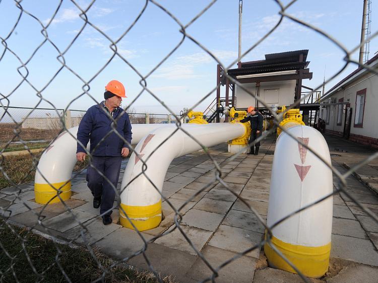 <a><img src="https://www.theepochtimes.com/assets/uploads/2015/09/gagaagz84294057.jpg" alt="A worker at the Orlovka gas-compressor station near the Ukraine-Romanian border, monitors the equipment on a gas pipe-line.   (Sergei Supinsky/AFP/Getty Images)" title="A worker at the Orlovka gas-compressor station near the Ukraine-Romanian border, monitors the equipment on a gas pipe-line.   (Sergei Supinsky/AFP/Getty Images)" width="320" class="size-medium wp-image-1831204"/></a>