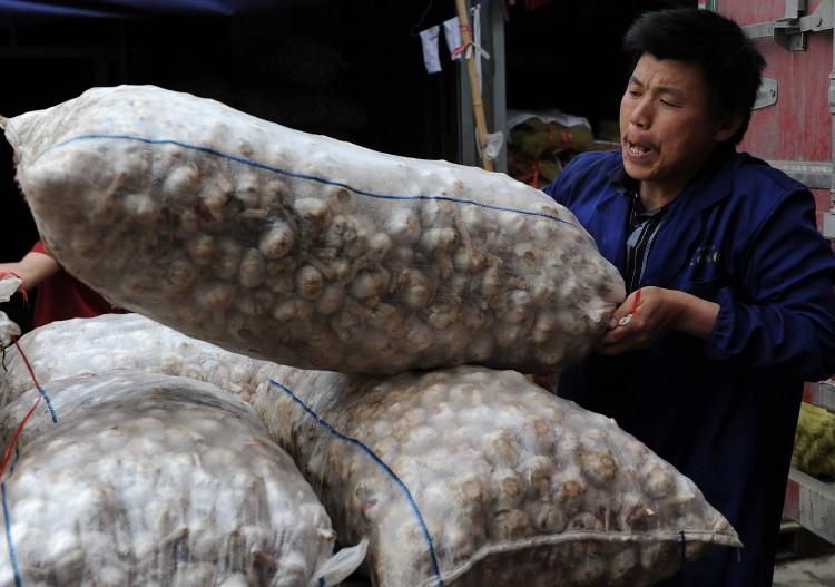 <a><img src="https://www.theepochtimes.com/assets/uploads/2015/09/garlic_101679083.jpg" alt="Food prices in China are soaring, but garlic prices have been plummeting. (AFP/AFP/Getty Images)" title="Food prices in China are soaring, but garlic prices have been plummeting. (AFP/AFP/Getty Images)" width="320" class="size-medium wp-image-1800556"/></a>