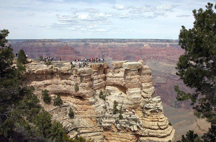 <a><img class="size-full wp-image-1780611" src="https://www.theepochtimes.com/assets/uploads/2015/09/gc73871215.jpg" alt="Tourist view the Grand Canyon" width="750" height="496"/></a>