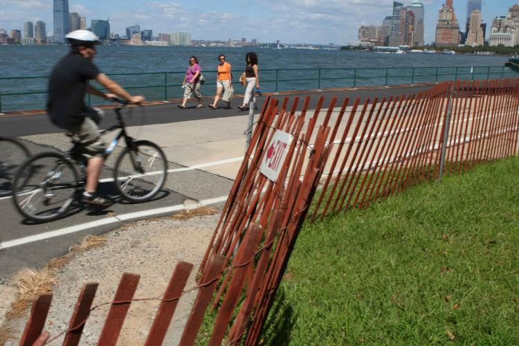 <a><img src="https://www.theepochtimes.com/assets/uploads/2015/09/gisland_lowres.jpg" alt="Visitors at Governors Island take in the view of lower Manhattan September 1, 2007 in New York City.  (Daniel Barry/Getty Images)" title="Visitors at Governors Island take in the view of lower Manhattan September 1, 2007 in New York City.  (Daniel Barry/Getty Images)" width="320" class="size-medium wp-image-1833393"/></a>