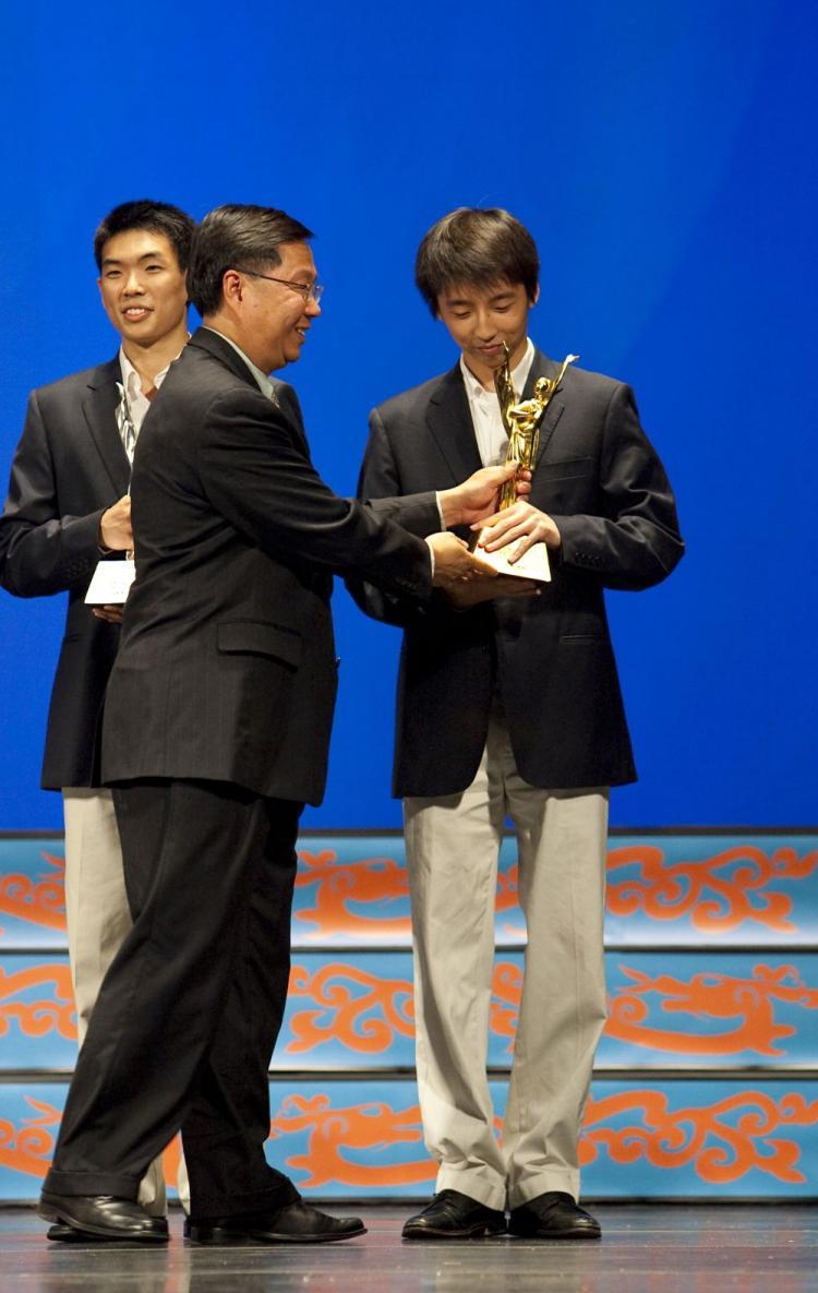 <a><img class="wp-image-1783533 " title="Golden Li was the first place winner of the Adult Male division of NTDTV's International Classical Chinese Dance Competition. (Edward Dai/ The Epoch Times)" src="https://www.theepochtimes.com/assets/uploads/2015/09/goldenWtrophy.jpg" alt="" width="240" height="379"/></a>