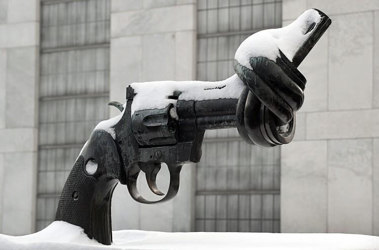 <a><img class="size-large wp-image-1791634" title="Snow covers a sculpture of a gun with a" src="https://www.theepochtimes.com/assets/uploads/2015/09/gun.jpg" alt="" width="590" height="389"/></a>