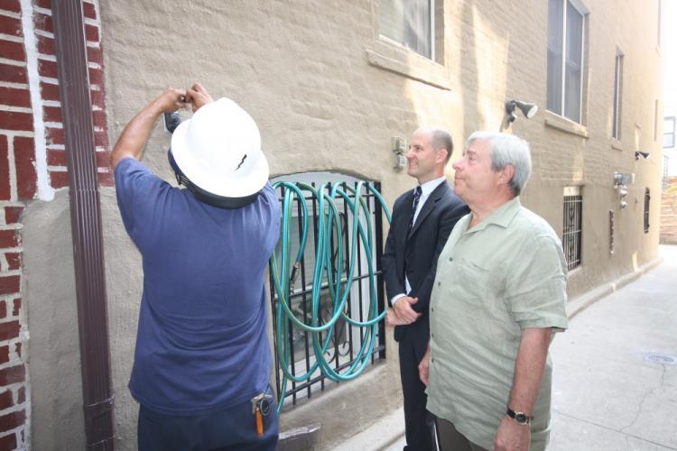 <a><img src="https://www.theepochtimes.com/assets/uploads/2015/09/hceet.JPG" alt="Borough President Marty Markowitz (R) views the installation of a new wireless water meter at his home.  (Hannah Cai/The Epoch Times)" title="Borough President Marty Markowitz (R) views the installation of a new wireless water meter at his home.  (Hannah Cai/The Epoch Times)" width="320" class="size-medium wp-image-1816374"/></a>
