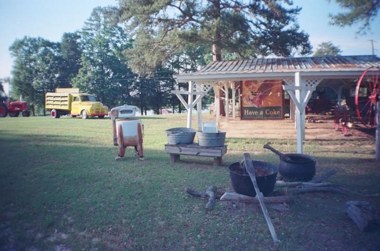<a><img src="https://www.theepochtimes.com/assets/uploads/2015/09/heavys_jowahja.jpg" alt="An old fashioned iron pot sits near the fish pond on the grounds of Heavy's Barbecue in Crawfordville, Ga. (Denise Darcel/The Epoch Times)" title="An old fashioned iron pot sits near the fish pond on the grounds of Heavy's Barbecue in Crawfordville, Ga. (Denise Darcel/The Epoch Times)" width="320" class="size-medium wp-image-1797499"/></a>