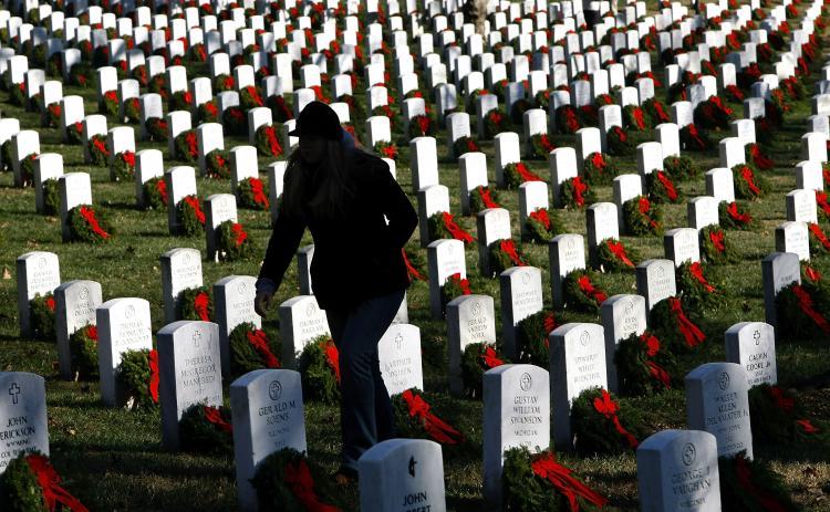 <a><img src="https://www.theepochtimes.com/assets/uploads/2015/09/holiday_wreaths_94328098.jpg" alt="Holiday wreaths at Arlington National Cemetery in a 2009 file photo. (Win McNamee/Getty Images)" title="Holiday wreaths at Arlington National Cemetery in a 2009 file photo. (Win McNamee/Getty Images)" width="320" class="size-medium wp-image-1811240"/></a>
