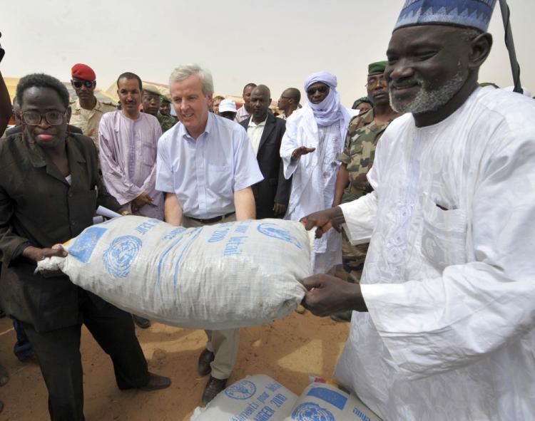 <a><img src="https://www.theepochtimes.com/assets/uploads/2015/09/holmes98702670.jpg" alt="UN's top humanitarian official, John Holmes (C), helps to carry a bag of cattle food for farmers as part of an emergency operation to supply aid to the population on April 27, 2010 in Zinder, Niger. The World Food Program is increasing its food rations to the drought-stricken country to reduce the widespread famine. (Sia Kambou/AFP/Getty Images)" title="UN's top humanitarian official, John Holmes (C), helps to carry a bag of cattle food for farmers as part of an emergency operation to supply aid to the population on April 27, 2010 in Zinder, Niger. The World Food Program is increasing its food rations to the drought-stricken country to reduce the widespread famine. (Sia Kambou/AFP/Getty Images)" width="320" class="size-medium wp-image-1816212"/></a>