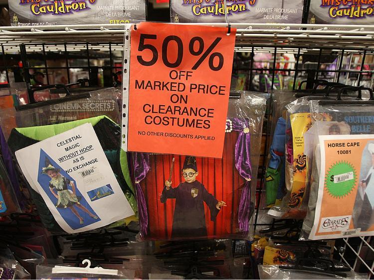 <a><img src="https://www.theepochtimes.com/assets/uploads/2015/09/howL92182683.jpg" alt="Halloween shopping is predicted to drop 15% from last year, worrying retailers. (David McNew/Getty Images)" title="Halloween shopping is predicted to drop 15% from last year, worrying retailers. (David McNew/Getty Images)" width="320" class="size-medium wp-image-1825607"/></a>
