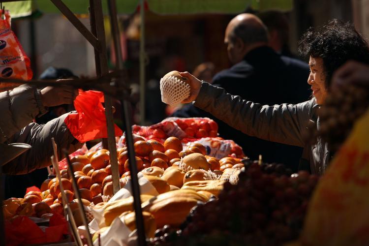 <a><img src="https://www.theepochtimes.com/assets/uploads/2015/09/hsthst." alt="People buy produce at a New York City market in this file photo. A report says access to fresh fruits and vegetables over fast food may be a factor in community health statistics.  (Spencer Platt/Getty Images)" title="People buy produce at a New York City market in this file photo. A report says access to fresh fruits and vegetables over fast food may be a factor in community health statistics.  (Spencer Platt/Getty Images)" width="300" class="size-medium wp-image-1822938"/></a>