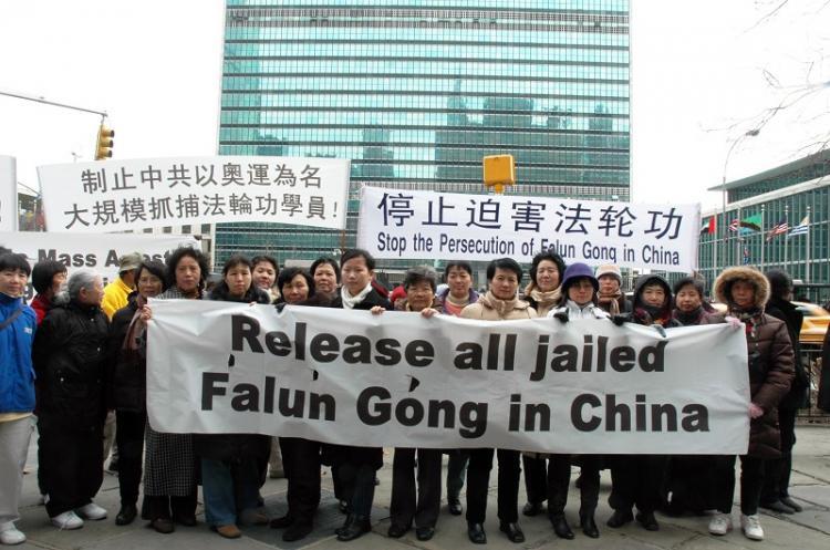 <a><img src="https://www.theepochtimes.com/assets/uploads/2015/09/jfg.jpg" alt="Falun Gong practitioners and supporters standing outside U.N. Headquarters to call on a stop of persecution of Falun Gong in China. (Li Qing/The Epoch Times)" title="Falun Gong practitioners and supporters standing outside U.N. Headquarters to call on a stop of persecution of Falun Gong in China. (Li Qing/The Epoch Times)" width="320" class="size-medium wp-image-1832460"/></a>