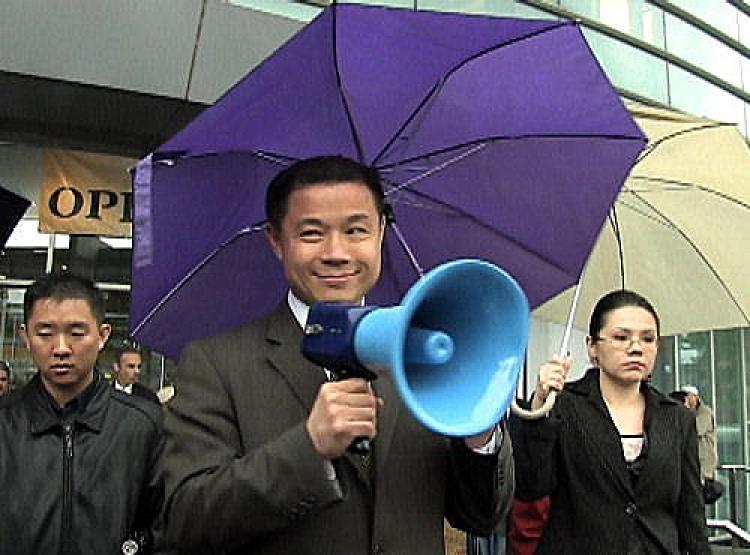 <a><img src="https://www.theepochtimes.com/assets/uploads/2015/09/jlh.jpg" alt="NY councilman John Liu was on the site when large groups of pro-CCP Chinese assaulted Falun Gong practitioners in front of the Queens Library in Flushing on May 20.  (The Epoch Times)" title="NY councilman John Liu was on the site when large groups of pro-CCP Chinese assaulted Falun Gong practitioners in front of the Queens Library in Flushing on May 20.  (The Epoch Times)" width="320" class="size-medium wp-image-1826312"/></a>