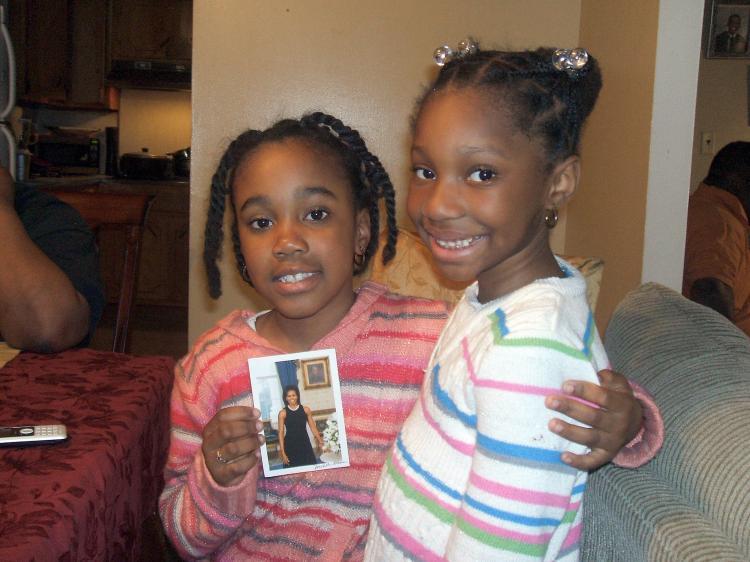 <a><img src="https://www.theepochtimes.com/assets/uploads/2015/09/jpd.jpg" alt="Jada Atherley, 8, of Brooklyn NY holds a photo she received from First Lady Michelle Obama. ()" title="Jada Atherley, 8, of Brooklyn NY holds a photo she received from First Lady Michelle Obama. ()" width="320" class="size-medium wp-image-1828600"/></a>