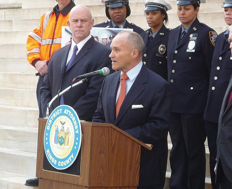<a><img src="https://www.theepochtimes.com/assets/uploads/2015/09/kelly.jpg" alt="Police Commissioner Ray Kelly speaks out against violence against traffic and sanitation officers. (Christine Lin/The Epoch Times)" title="Police Commissioner Ray Kelly speaks out against violence against traffic and sanitation officers. (Christine Lin/The Epoch Times)" width="320" class="size-medium wp-image-1829302"/></a>