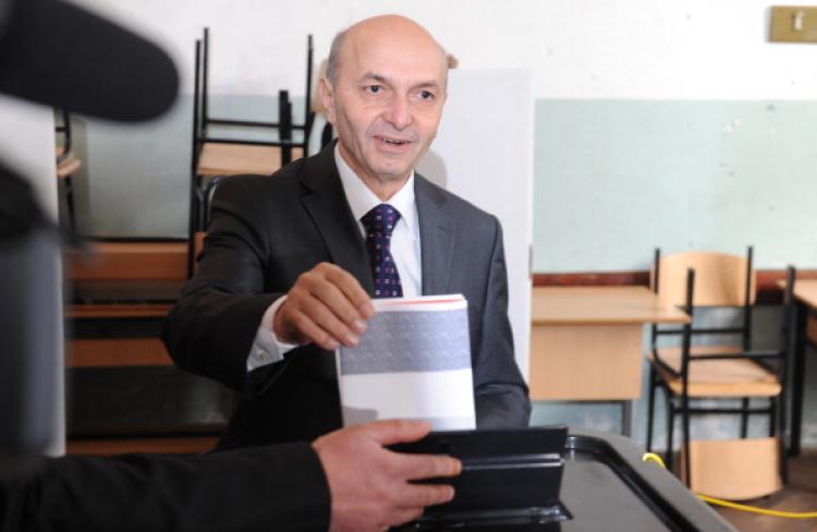 <a><img src="https://www.theepochtimes.com/assets/uploads/2015/09/kosovo_elections_107538140.jpg" alt="Leader of the 'Democratic League of Kosovo' Isa Mustafa arrives to casts his ballot at a polling station in Pristina on December 12, 2010. Kosovars voted in the first elections since declaring independence nearly three years ago. (Armend Nimani/AFP/Getty Images)" title="Leader of the 'Democratic League of Kosovo' Isa Mustafa arrives to casts his ballot at a polling station in Pristina on December 12, 2010. Kosovars voted in the first elections since declaring independence nearly three years ago. (Armend Nimani/AFP/Getty Images)" width="320" class="size-medium wp-image-1810884"/></a>