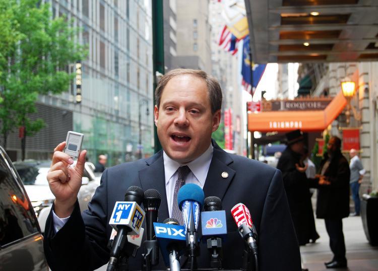<a><img src="https://www.theepochtimes.com/assets/uploads/2015/09/lancmanhotel.jpg" alt="PANIC ALERT: Assemblyman Rory Lancman holds up a 'panic alert' device used in his office. Lancman is introducing legislation that would require New York hotels and motels to supply their staff members with such devices. (Catherine Yang/The Epoch Times)" title="PANIC ALERT: Assemblyman Rory Lancman holds up a 'panic alert' device used in his office. Lancman is introducing legislation that would require New York hotels and motels to supply their staff members with such devices. (Catherine Yang/The Epoch Times)" width="320" class="size-medium wp-image-1803757"/></a>