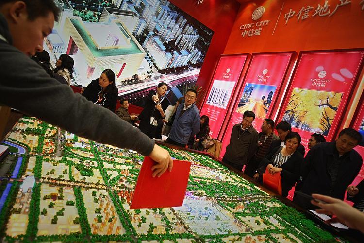 <a><img src="https://www.theepochtimes.com/assets/uploads/2015/09/landsales83490062.jpg" alt="Sales people introduce properties to potential buyers at the 2008 Beijing Autumn Real Estate Trade Fair in Beijing, China. (Feng Li/Getty Images)" title="Sales people introduce properties to potential buyers at the 2008 Beijing Autumn Real Estate Trade Fair in Beijing, China. (Feng Li/Getty Images)" width="320" class="size-medium wp-image-1814172"/></a>