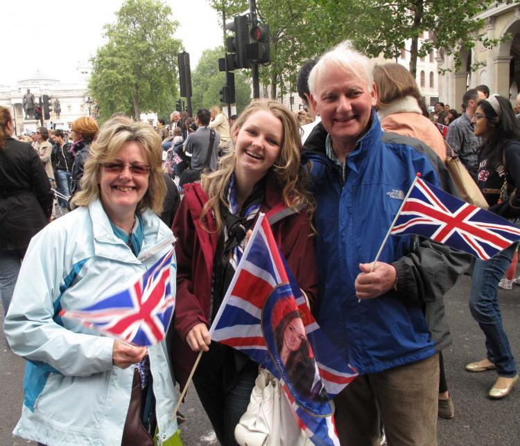 <a><img src="https://www.theepochtimes.com/assets/uploads/2015/09/laura.jpg" alt="Laura (C), a student living just outside of London, waves her UK flag with her parents. (Yukari Werrell/The Epoch Times)" title="Laura (C), a student living just outside of London, waves her UK flag with her parents. (Yukari Werrell/The Epoch Times)" width="575" class="size-medium wp-image-1804729"/></a>