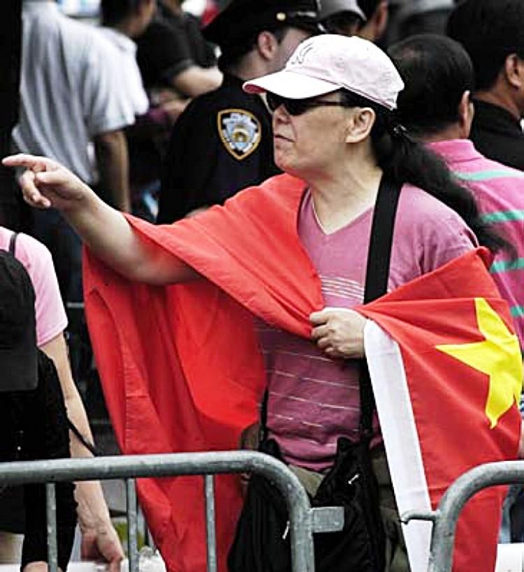 <a><img class="size-medium wp-image-1780521" title="Li Huahong wrapped in a Chinese regime flag on May 31, 2008, in Flushing. Li is known for spreading propaganda to Chinese people in Flushing. (The Epoch Times)" src="https://www.theepochtimes.com/assets/uploads/2015/09/lihua.jpg" alt="" width="350" height="262"/></a>