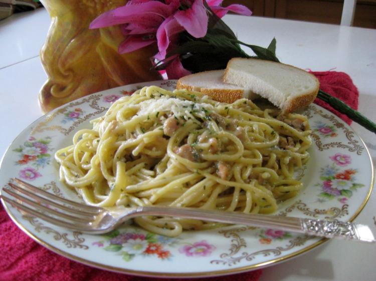 <a><img src="https://www.theepochtimes.com/assets/uploads/2015/09/linguineanclamsauce.jpg" alt="An easy dinner to make that everyone will love. (Maureen Zebian/The Epoch Times)" title="An easy dinner to make that everyone will love. (Maureen Zebian/The Epoch Times)" width="320" class="size-medium wp-image-1827278"/></a>