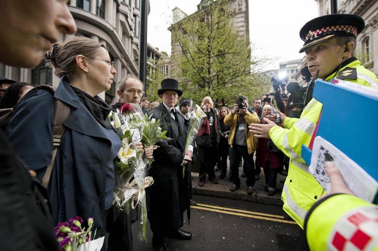 <a><img src="https://www.theepochtimes.com/assets/uploads/2015/09/london85912245.jpg" alt="Protestors speak to police as they gather to lay flowers at the spot where Ian Tomlinson died during the G20 demonstrations near the Bank of England in London on April 11, 2009. (Ben Stansall/AFP/Getty Images)" title="Protestors speak to police as they gather to lay flowers at the spot where Ian Tomlinson died during the G20 demonstrations near the Bank of England in London on April 11, 2009. (Ben Stansall/AFP/Getty Images)" width="320" class="size-medium wp-image-1828659"/></a>
