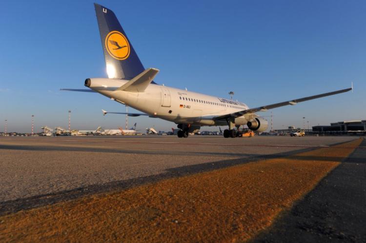<a><img src="https://www.theepochtimes.com/assets/uploads/2015/09/luft93390857.jpg" alt="A Lufthansa airplane sits on the tarmac of Malpensa airport on October 15, 2009. (Giuseppe Cacace/AFP/Getty Images)" title="A Lufthansa airplane sits on the tarmac of Malpensa airport on October 15, 2009. (Giuseppe Cacace/AFP/Getty Images)" width="320" class="size-medium wp-image-1822824"/></a>