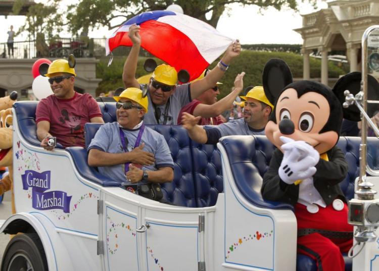 <a><img src="https://www.theepochtimes.com/assets/uploads/2015/09/magickingdom108654507.jpg" alt="SALUTE TO CHILEAN MINERS AT MAGIC KINGDOM: In this handout photo provided by Disney, the rescued Chilean coal miners, wearing mouse-eared hard hats, pose for a photo on Main Street, U.S.A. at the Magic Kingdom on Jan, 31. All of the miners, their rescuers, and their families are enjoying a Disney-provided holiday. (Kent Phillips/Disney via Getty Images)" title="SALUTE TO CHILEAN MINERS AT MAGIC KINGDOM: In this handout photo provided by Disney, the rescued Chilean coal miners, wearing mouse-eared hard hats, pose for a photo on Main Street, U.S.A. at the Magic Kingdom on Jan, 31. All of the miners, their rescuers, and their families are enjoying a Disney-provided holiday. (Kent Phillips/Disney via Getty Images)" width="320" class="size-medium wp-image-1808967"/></a>